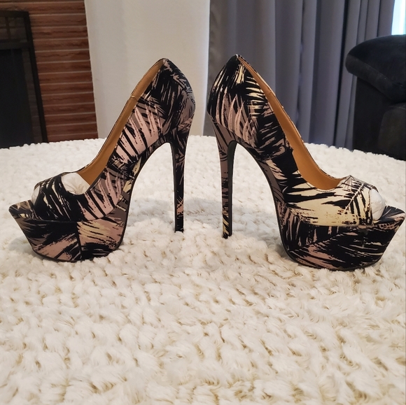 Black/White Patterned Peep Toe Stilettos by Shoe Dazzle Size 8 - Picture 3 of 8